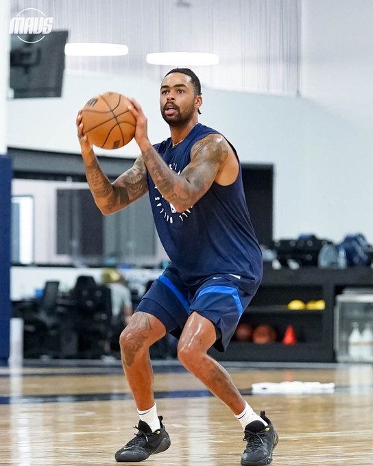 开练&期待新赛季!独行侠官方晒新援拉塞尔多张训练照