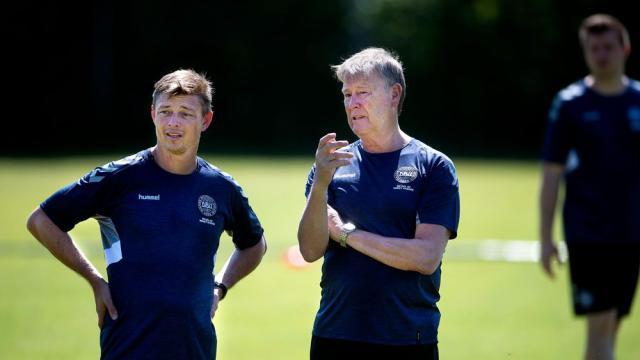 le-selectionneur-danois-age-hareide-d-avec-son-adjoint-jon-dahl-tomasson-lors-d-un-entrainement-le-24-mai-2018-a-helsingor_6063372.jpg